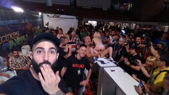 Se nos est&aacute; yendo del todo @Juliorocco @amadorinextrem @soraya_wells @Nora_barcelona @SALONEROTICOBCN<a class="tags" href="/tag/juliorocco">@juliorocco</a><a class="tags" target="_blank" title="On Twitter" href="/?out=eyJ0eXAiOiJKV1QiLCJhbGciOiJIUzUxMiJ9.eyJpYXQiOjE3MjE2NzU1ODQsImlzcyI6InR3cG9ybnN0YXJzLmNvbSIsIm5iZiI6MTcyMTY3NTU4NCwiZXhwIjoxNzUzMjExNTg0LCJyZWRpcmVjdF91cmwiOiJodHRwczovL3R3aXR0ZXIuY29tL2FtYWRvcmluZXh0cmVtIn0.sdKJQOez27mkHrQ-AtxA6zgeQtuWwYlwttAuoKuOZs8Tf54RhJ02Ci99HMUp8HigbeM-DJs_M74x-xKe9V9l5Q">@amadorinextrem</a><a href="/tag/ninfas"class="tags"><span>#ninfas</span></a>