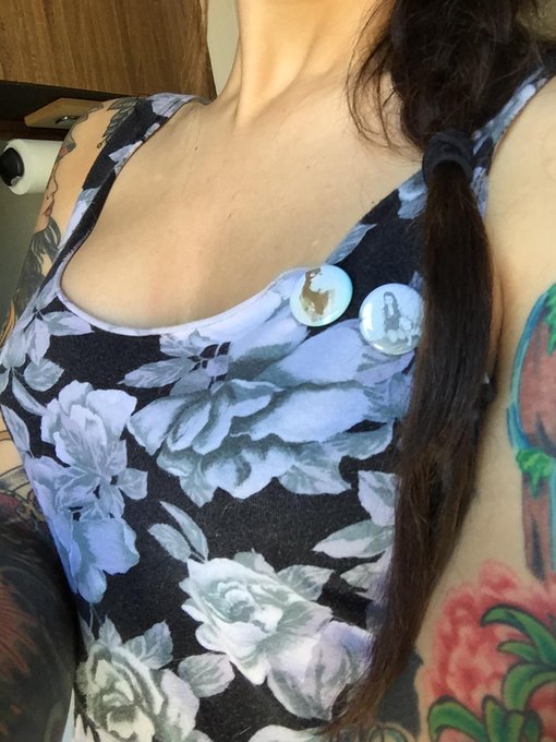 I have 1 set of Steeny Pins left!! They will be available inside my room today :D http://t.co/Dvla7e