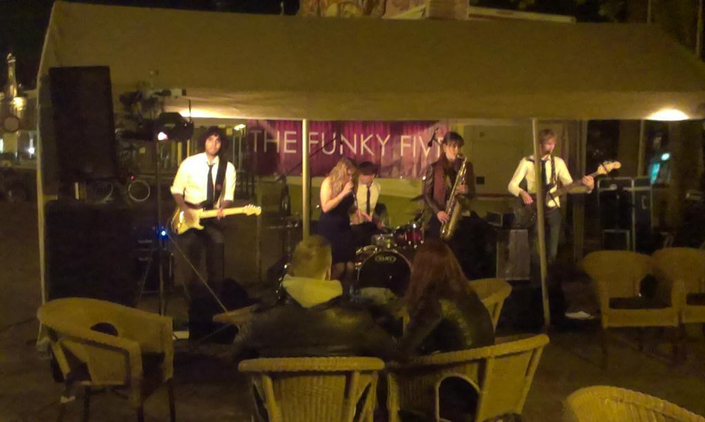 The Funky Five op marktplein #Bolsward nu. Gezelligheid tijdens de #Bolletongersdei dagen