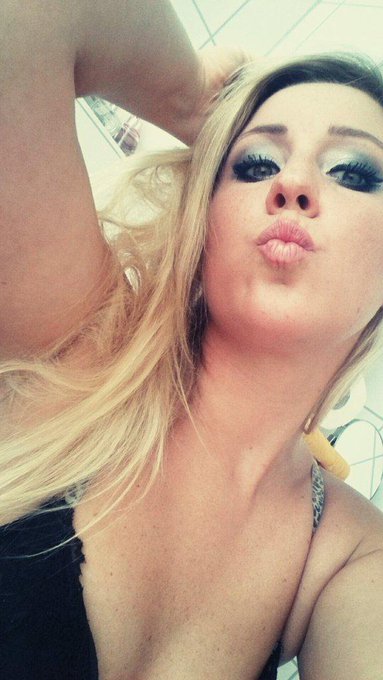 Einen sch&ouml;nen Start ins Wochenende <3 Ich bin morgen abend vor der Cam f&uuml;r euch da http://t.co/KSppN80nCK