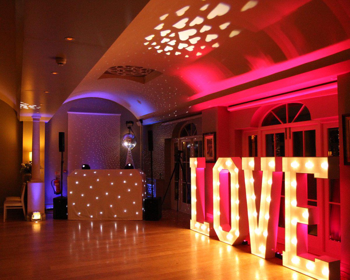 LightLetters's tweet image. One of our absolute favourite #weddingvenues @HeverCastleLtd - #LightUpLetters look so beautiful!
