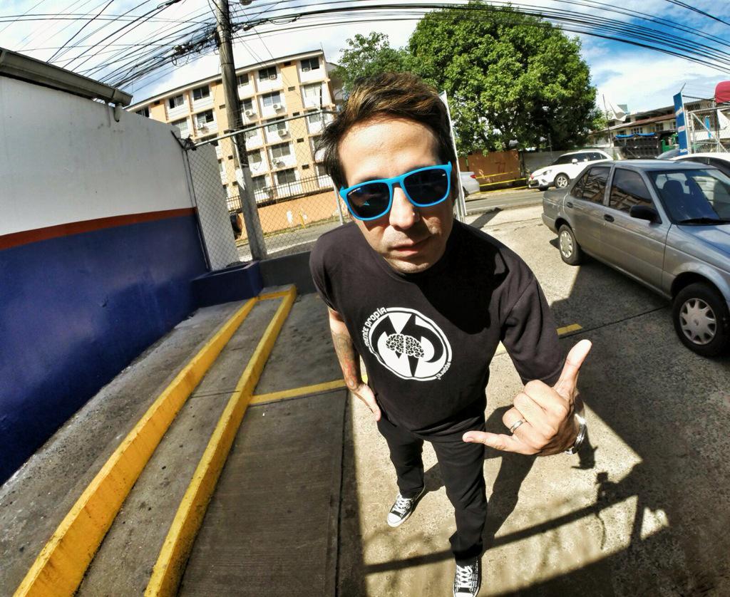 SpencerRegueira's tweet photo. Activao en la calle con mis buenos lentes @filomenamya t-shirt de @mente_propia botandola con la ropa http://t.co/I1QdbbKLqN