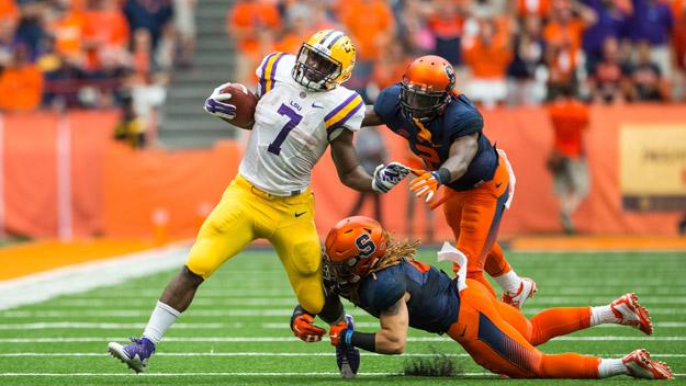 Leonard #Fournette of #LSU tears up D1 defenses. But the #NFL thinks he's too young.

cbsloc.al/1L22hyE