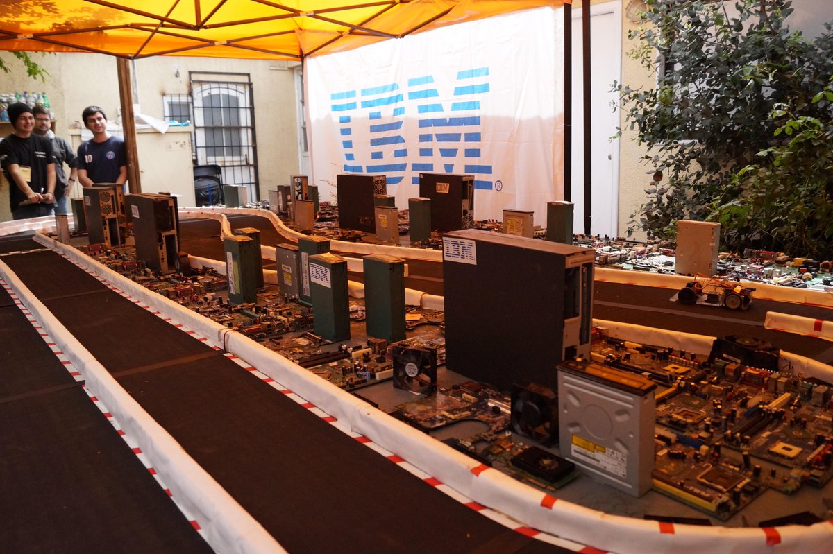 desafio_solar's tweet photo. Equipos de #DesafíoSolar probaron la pista de carrera ¡Queda menos! @IBMdeChile @Chilenter @PieraCurotto http://t.co/iW1zHg5PLi