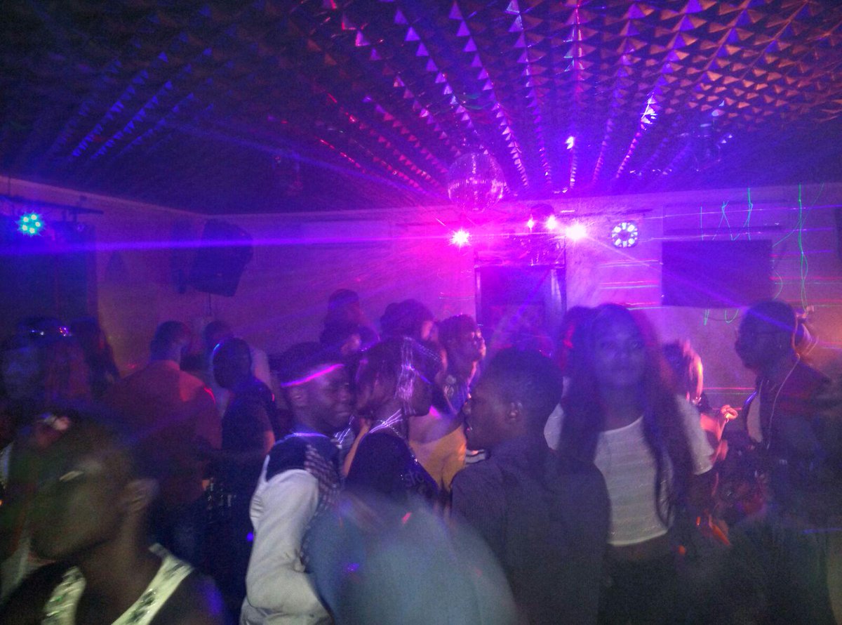 BeninSeven's tweet photo. L'ambiance d'hier au Seven était électrique !des shorts de toute sorte pour le plaisir des yeux ! #CtnByNight #Benin http://t.co/Nz347FdBmM