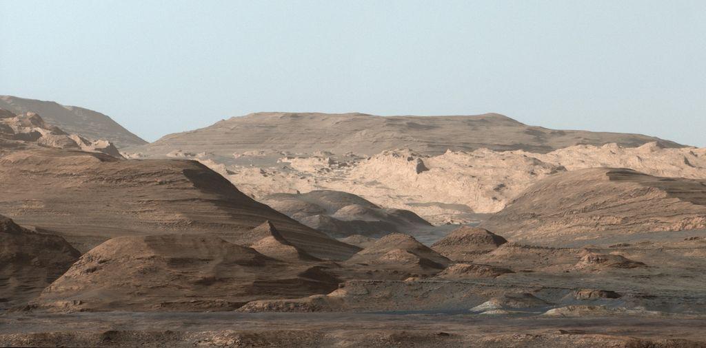 MarsCuriosity's tweet photo. Why the sky is blue in this Mars pic? It's white-balanced to help the team with analysis http://t.co/Be7vWtjaAB http://t.co/BbQH6YB0XT