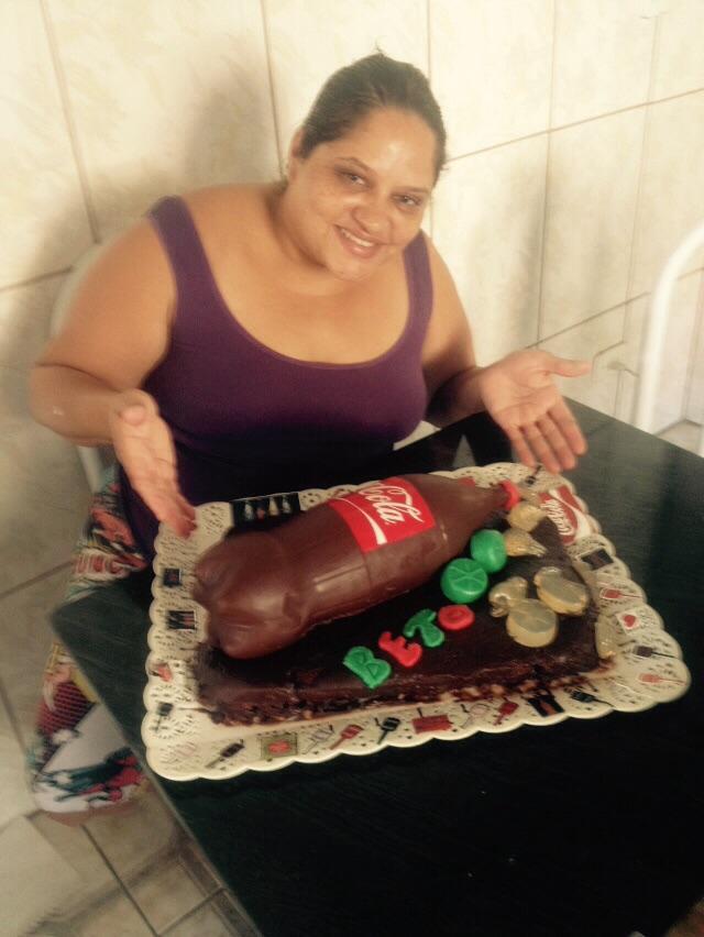 cassiametzker's tweet photo. @BuddyNaRecord meu bolo no formato de coca cola http://t.co/zZ4z9gAdmY