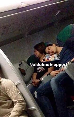 minozxarmyargen's tweet image. @aldenrichards02 pagod s bae knina bagsak sa plane nlng natulog pero ang cute nia pa din 
©® CTTO #ALDUBmeetsTVJ