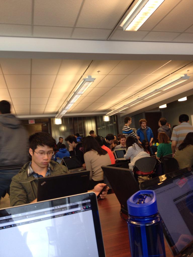infinitebliss_2's tweet photo. Good vibes at @cssu Hack Night! @uoft_cs http://t.co/pft4rjhdr5