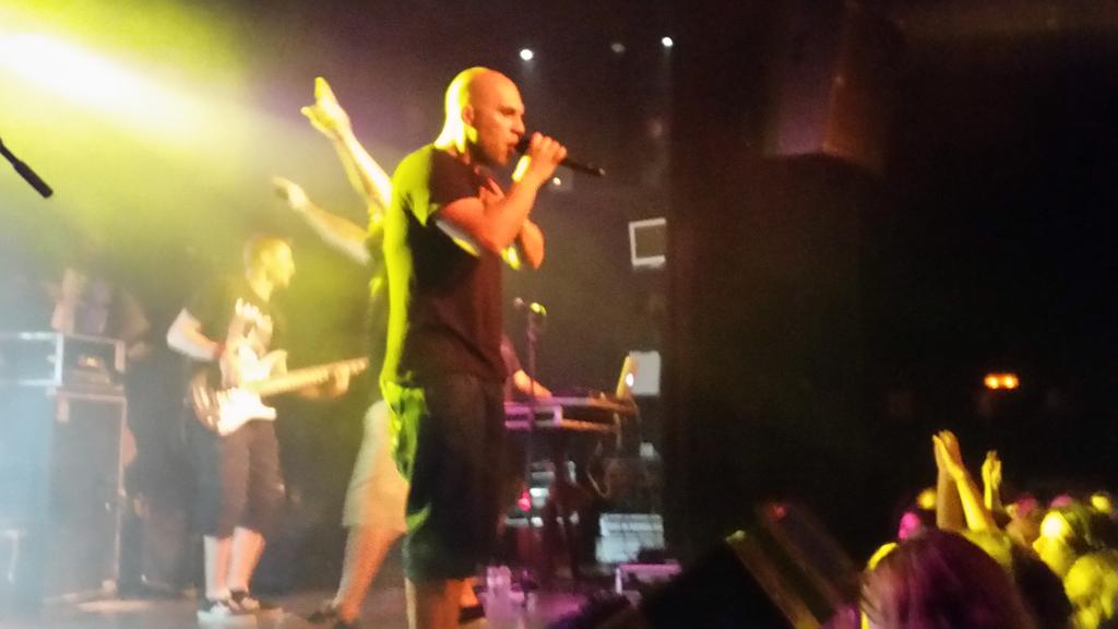 Brutal i enèrgic directe d' <a href="/AspencatOficial/">Aspencat</a> <a href="/SalaStroika/">salastroika</a> <a href="/curtcircuit/">Curtcircuit</a> @RevistaBenna