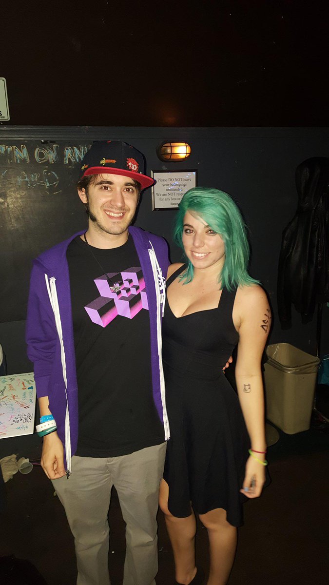 Curvyllama's tweet image. The fucking awesome @VideoGameDJ + I @ the #buildguild party sunday night.
Gahhhh i wanna go back to last weekend D: