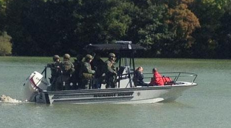 UnmutualSix's tweet photo. better luck next time naked waukesha man, never try hiding on an island
#glopem http://t.co/YKI05Uf3Nc