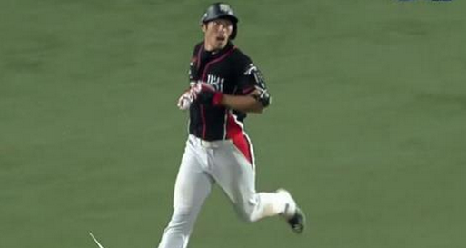 BleacherReport's tweet image. VIDEO: KBO player celebrates with epic bat flip, realizes it&apos;s just a deep fly ball ble.ac/1QPPZOy