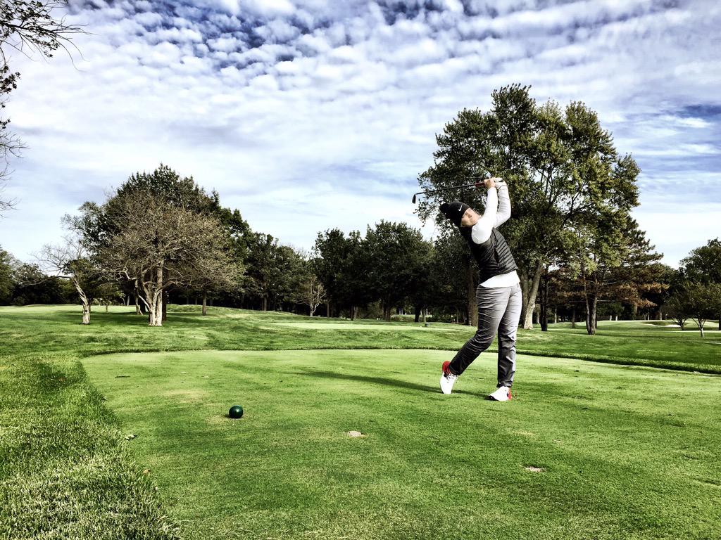 Great day at Olympia Fields. Isabella Skinner with the strong follow through <a href="/ugawomensgolf/">Georgia Women's Golf</a> #RoadDawgs