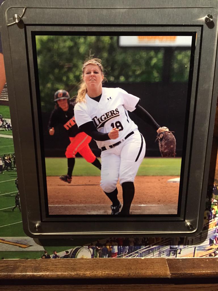 Just playing I spy <a href="/1ChelseaThomas8/">Chelsea Thomas</a> at the Applebee's. #you'remyhero