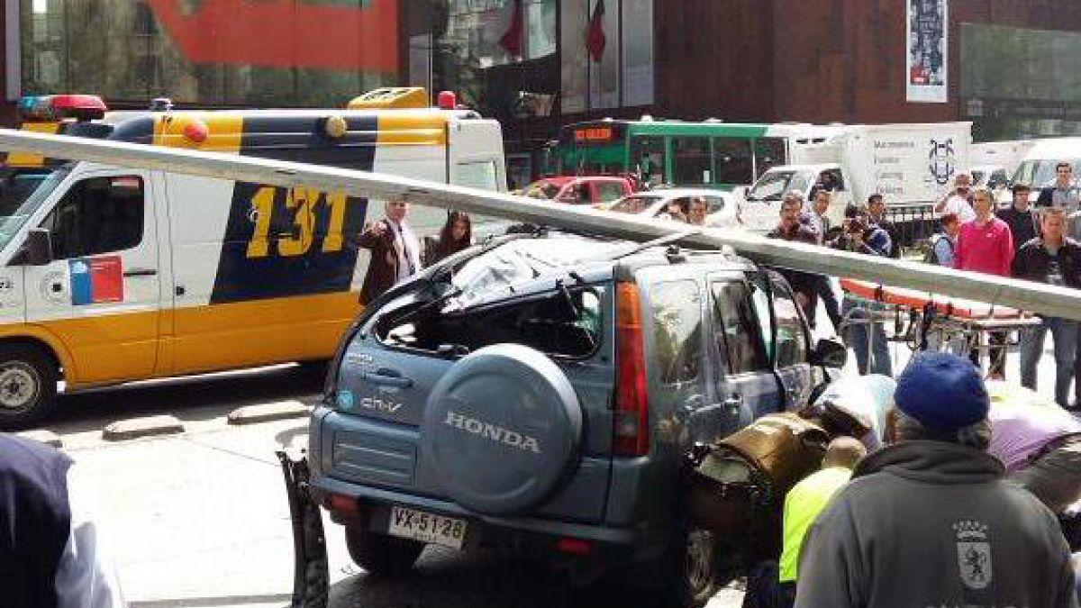 T13's tweet photo. #Tele13 | Accidente múltiple en el centro de Santiago deja al menos dos muertos » http://t.co/oa1OaihLob http://t.co/aUXNAO2gkO