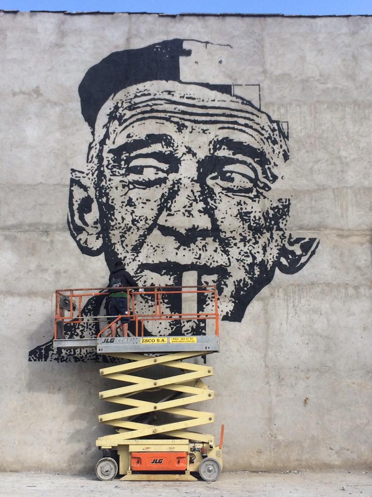 eskole's tweet photo. Avanzan los murales en el corredor del #TranvíadeAyacucho . El maestro Fernando y otras más @metrodemedellin http://t.co/BtHVkKom4c
