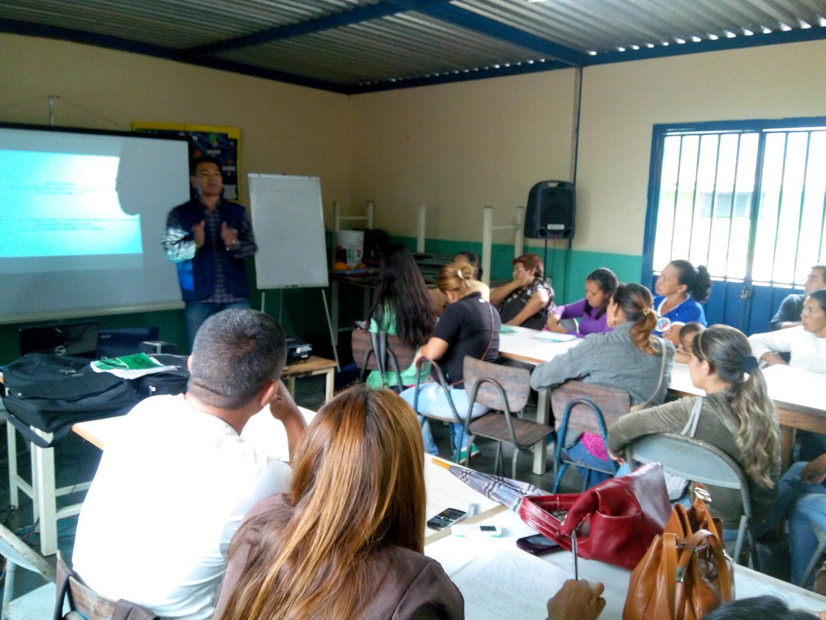 gomezcarrero's tweet photo. @CnaeMerida taller de formación de huertos escolares y semillas, con las madres y padres cocineros y  enlaces http://t.co/uGggxap3kp