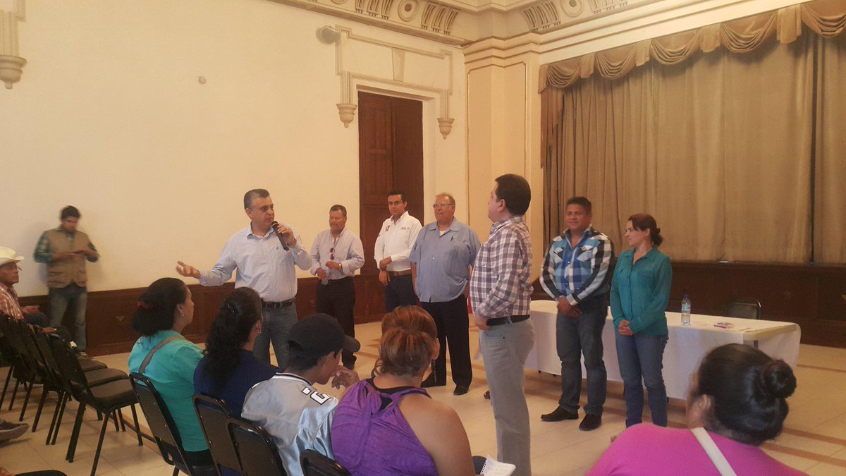 mayrazepedag's tweet photo. Nuestro Presidente @Luis_deVilla trabajando de cerca con los comités de la cruzada sin hambre @GobLerdo http://t.co/zWqXuvEWr4