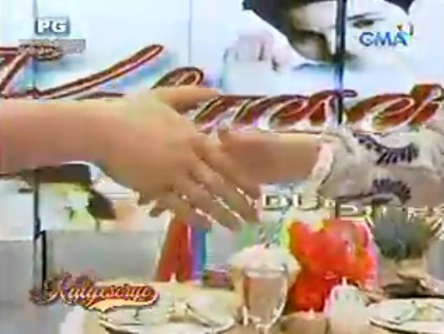 somethingtodo4u's tweet photo. Holding Hands! #ALDUBmeetsTVJ http://t.co/syG9HNMjQz