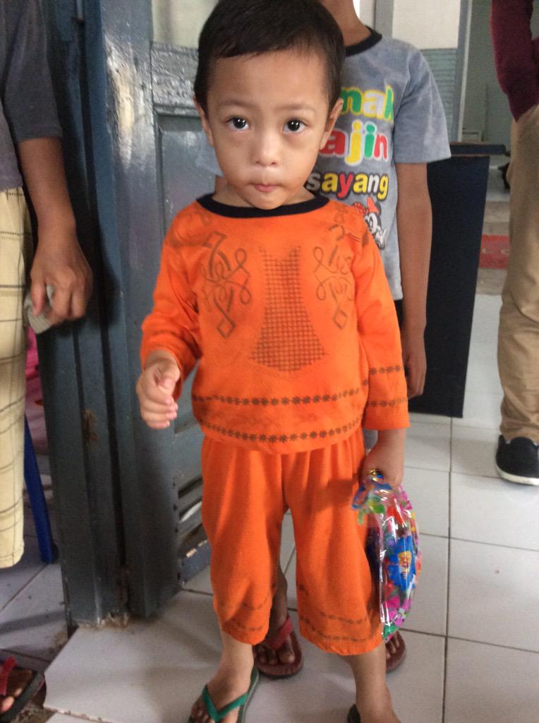 MedProIMKU2015's tweet photo. Pemeriksaan visus dan pemberian bingkisan kecil http://t.co/icTki33W6H