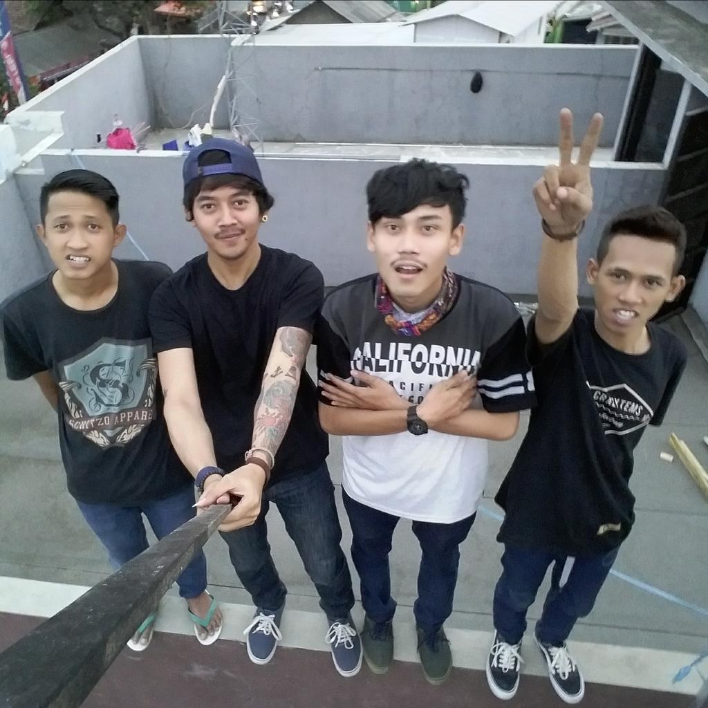 ingin tau siapa kami.. dateng aja ke sokap haircut atau nexcut hairstyle :) <a href="/Sokap_Haircut/">SOKAP-MAN Grooming</a>