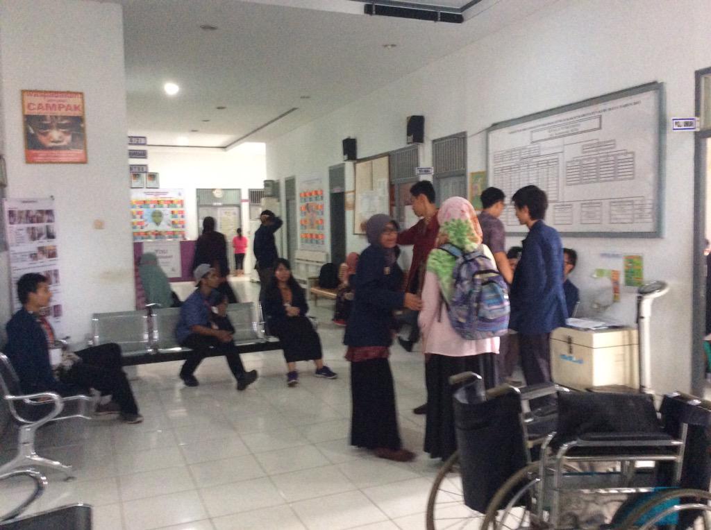 MedProIMKU2015's tweet photo. Situasi social charity di puskesmas sui kakap http://t.co/ftGqa4TXur