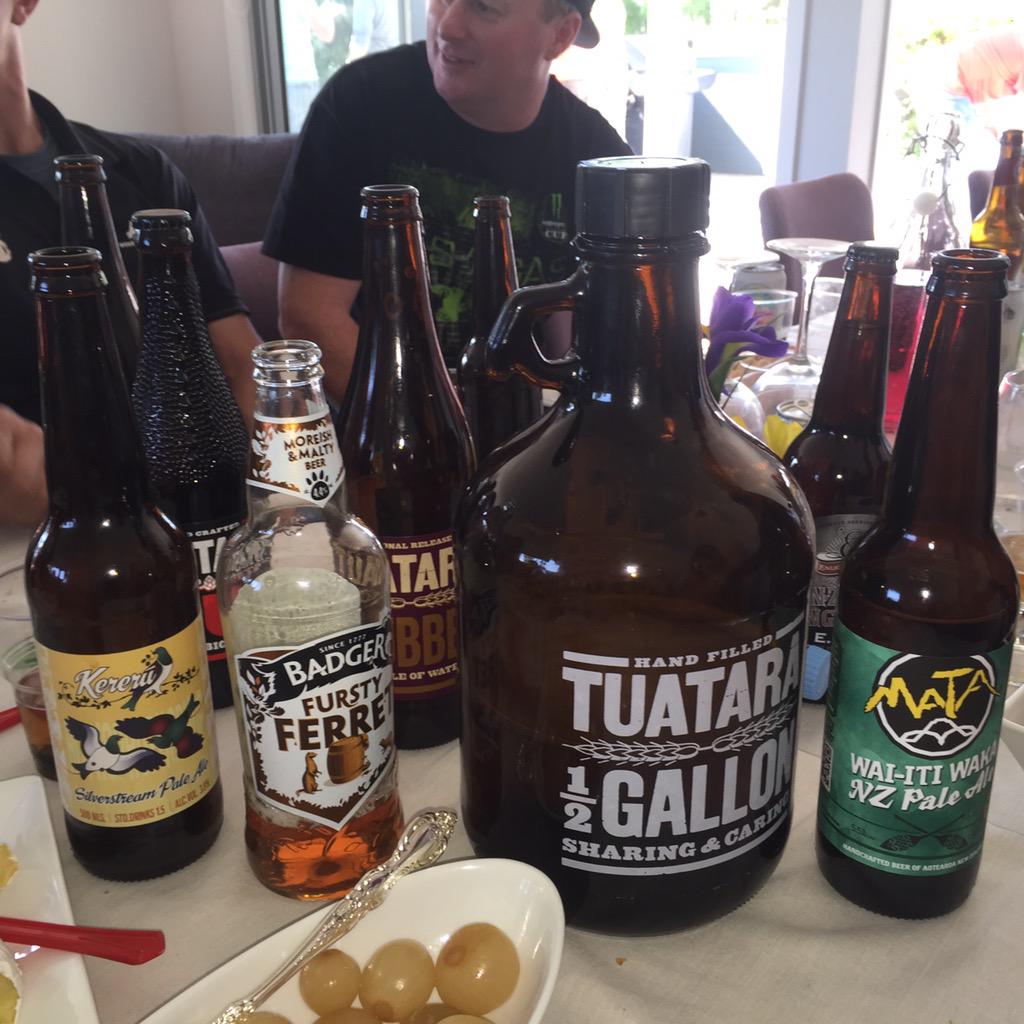 topperharleynz's tweet photo. Craft beer lunch @NZamazing @BevHarley yum yum @TuataraBrew Ardennes from the growler http://t.co/63kKuXXxI1