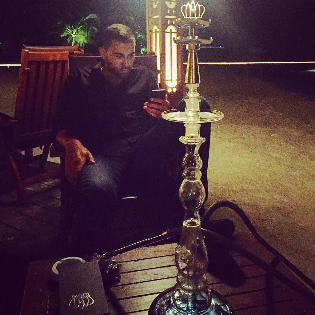 Late night hookah sesh with the crown #Minzari 😙💨👑👌🏼