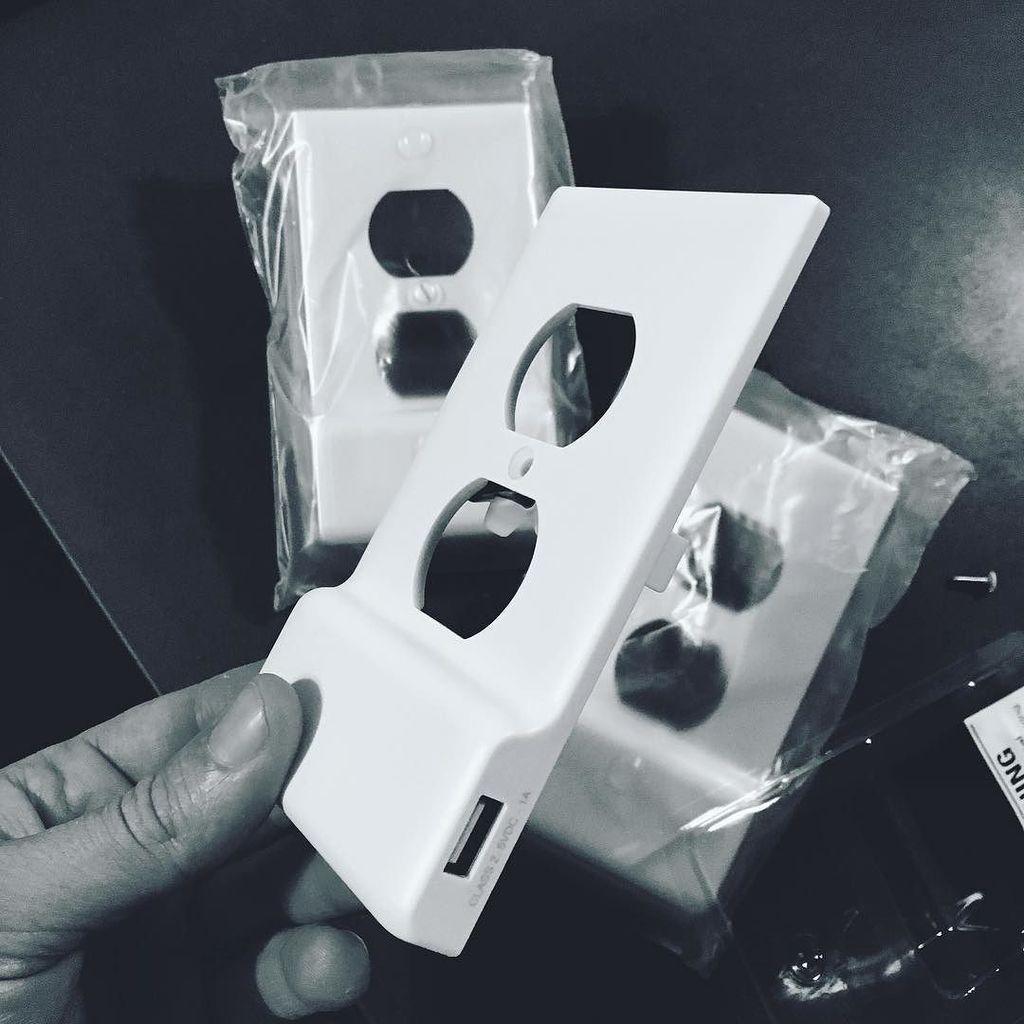 bkgarceau's tweet image. Installing USB outlets around the house #snappower #kickstarter ift.tt/1LZEtke