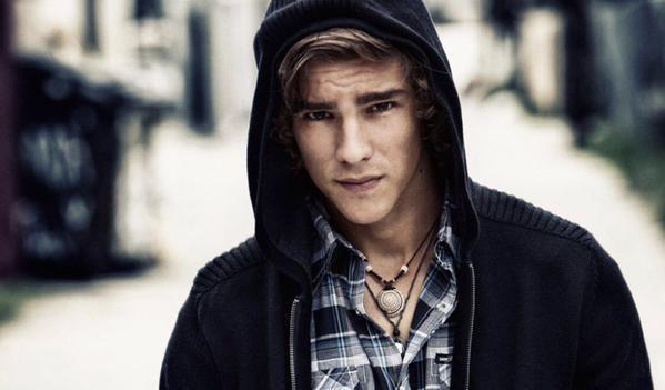 ---OPEN ROLE---

Logan de Vries || Student || 16 || Half-blood || House: Papillonlisse || From Netherlands