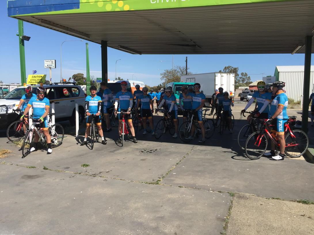 The Middle guys and gals stopping for lunch #tourxoz 38 degrees getting hotter!