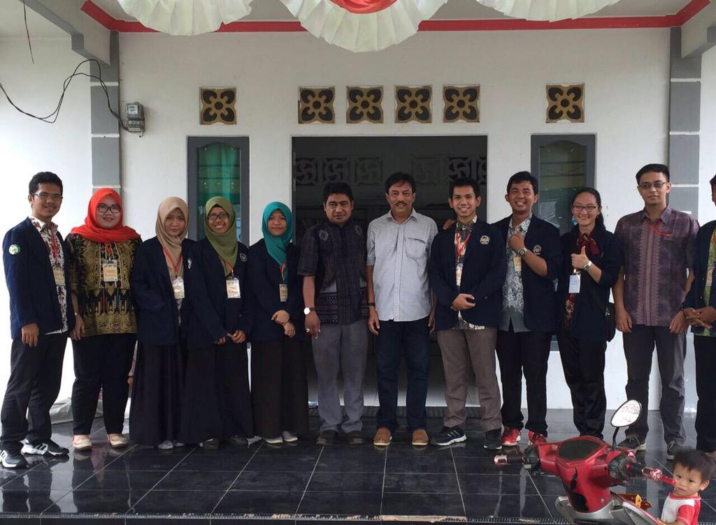 MedProIMKU2015's tweet photo. Berikut penyerahan semoba scara simbolis 😊 http://t.co/aG4t5zJIqY