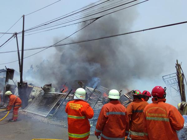TMCPoldaMetro's tweet photo. 12:30 Kebakaran lapak barang bekas di Gang Tengki, Kel. Cipayung berhasil dipadamkan petugas DPK. http://t.co/lemGUbPu42
