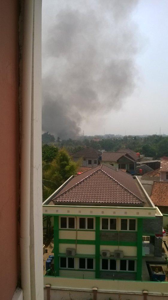TMCPoldaMetro's tweet photo. 12:30 Kebakaran lapak barang bekas di Gang Tengki, Kel. Cipayung berhasil dipadamkan petugas DPK. http://t.co/lemGUbPu42