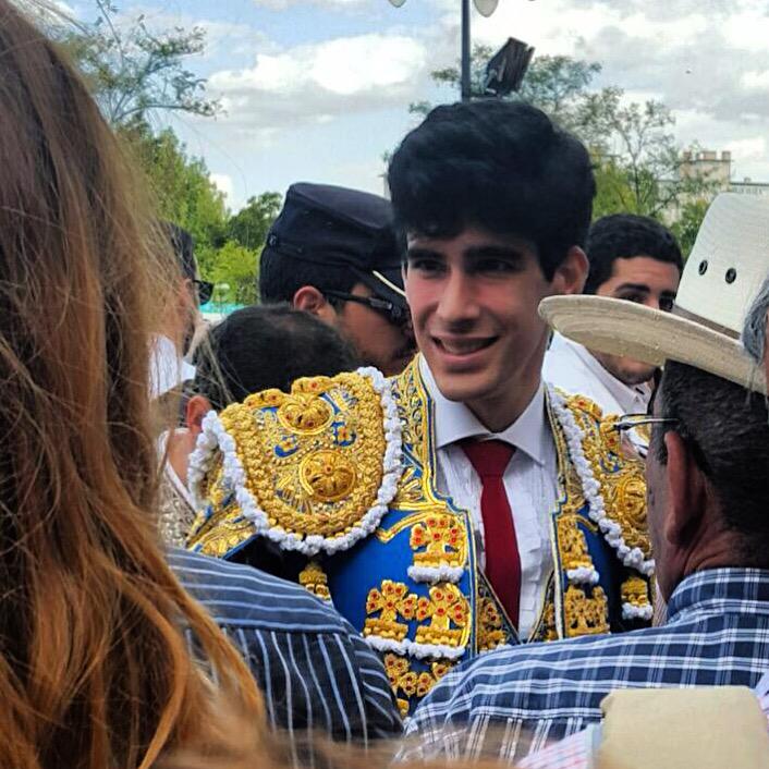 Llego tan contento a la plaza <a href="/alopezsimon/">Alberto López Simón</a>! #feriadeotoño #toros #toreo #EmbajadoresTaurinos #arte #lasventas #olé