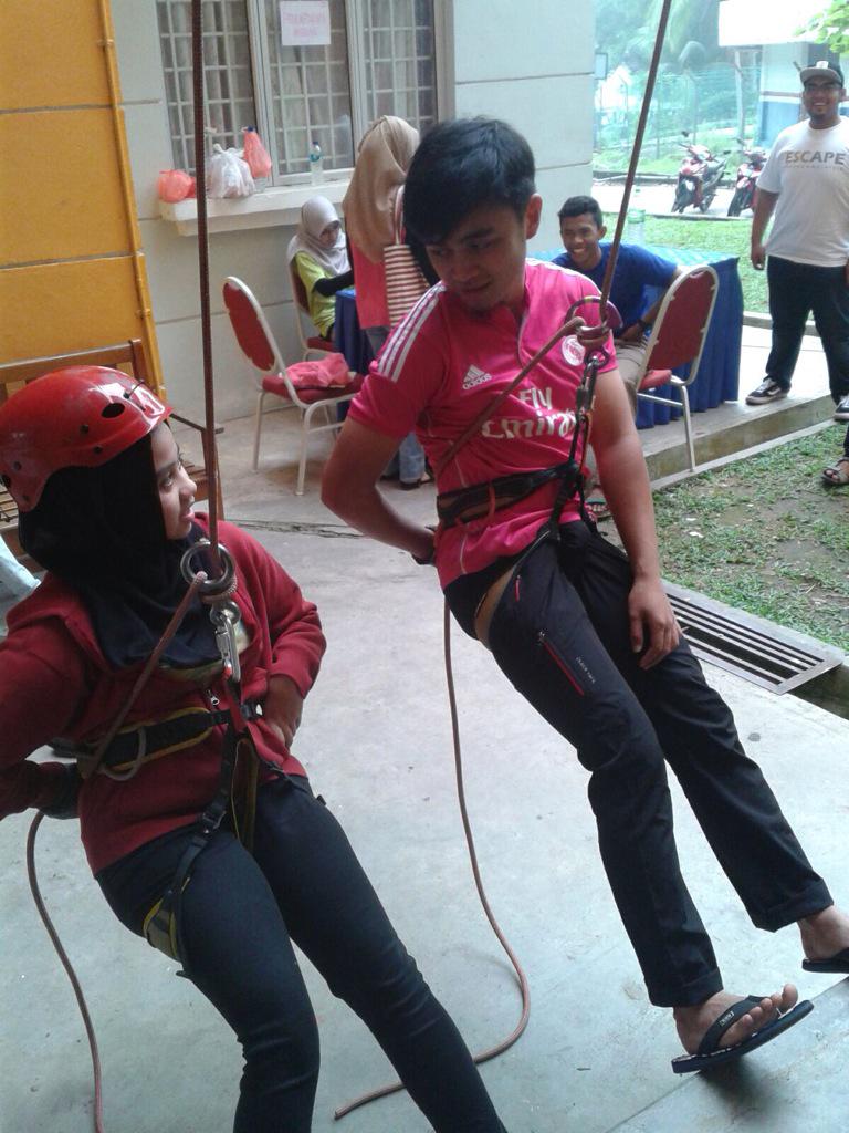 ashraffyamen's tweet photo. tamat dua hari aktiviti abseil untuk @kolejperdana from #srcutm #totaloutdoor http://t.co/Ufy2zqV9aA
