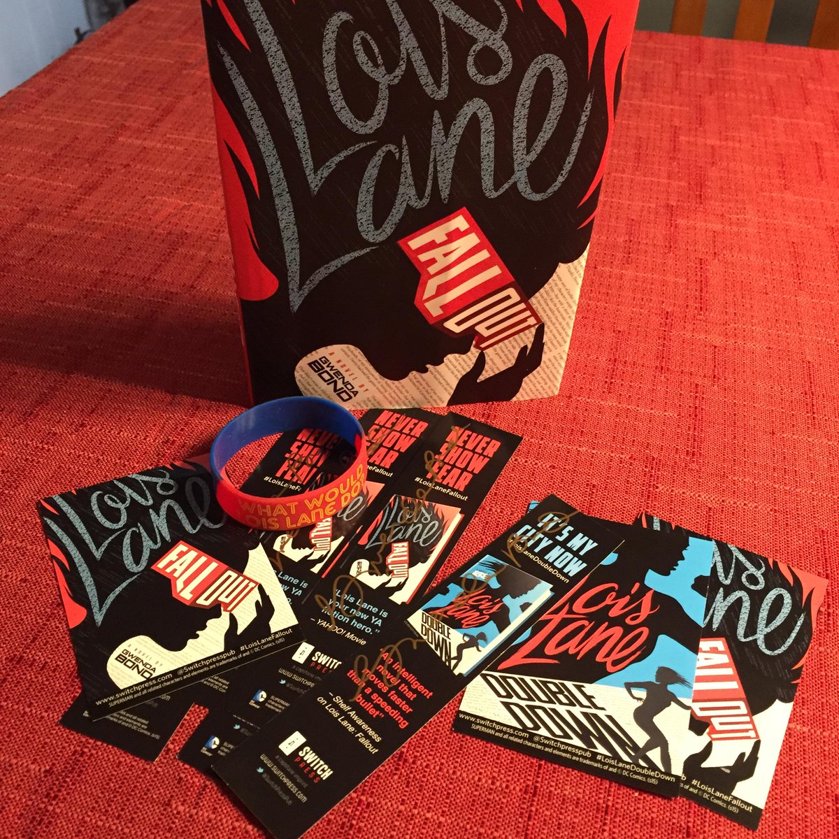 SelkesLair's tweet image. Some swag from @gwendabond to celebrate one of my favorite summer reads! #NewToTheLairLibrary #CheckItOut