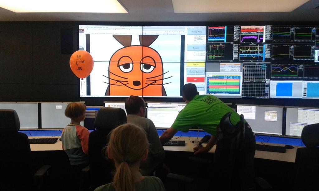Katharikaa's tweet photo. Heute vormittag war die Maus - und mit ihr fast 100 Kinder - bei uns zu Besuch! #bessy2 #maustag @HZBde http://t.co/dwrYeMZiIA