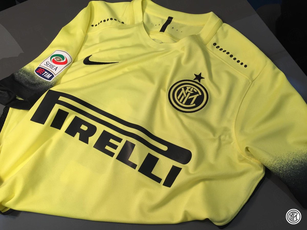 Inter's tweet image. Ecco la nostra nuova terza maglia con cui i nerazzurri scenderanno in campo domani per #SampdoriaInter! #FCIM