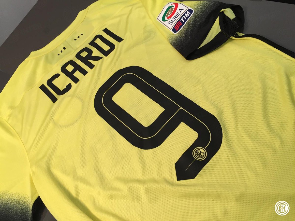Inter's tweet image. Ecco la nostra nuova terza maglia con cui i nerazzurri scenderanno in campo domani per #SampdoriaInter! #FCIM