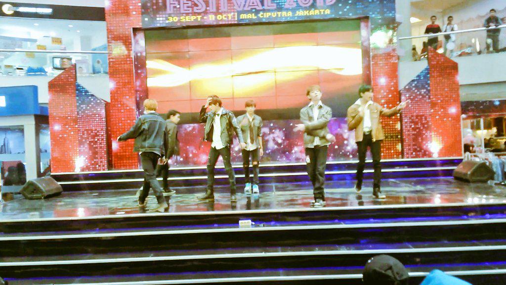 X_VANGERZ's tweet photo. [PICTURE] 04 OCT'15 [X]-VANGERZ On "Korean Festival 2015" At Ciputra Mall | @ASEAN_KDF2015 http://t.co/kyLVrCCxqm