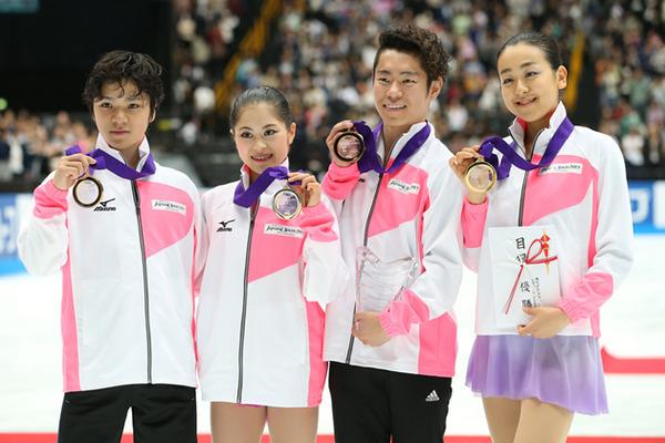 Lilyshenka 低浮上 日本が２大会ぶりｖ 真央ら表彰台で笑顔 スポーツナビ Http T Co Hqpxnifppl 男子の宇野昌磨 村上大介 女子の浅田真央 宮原知子の４人で臨んだ日本は総合６０７ ６２点で２大会ぶりに優勝した Http T Co 5x21yzuiev Twitter