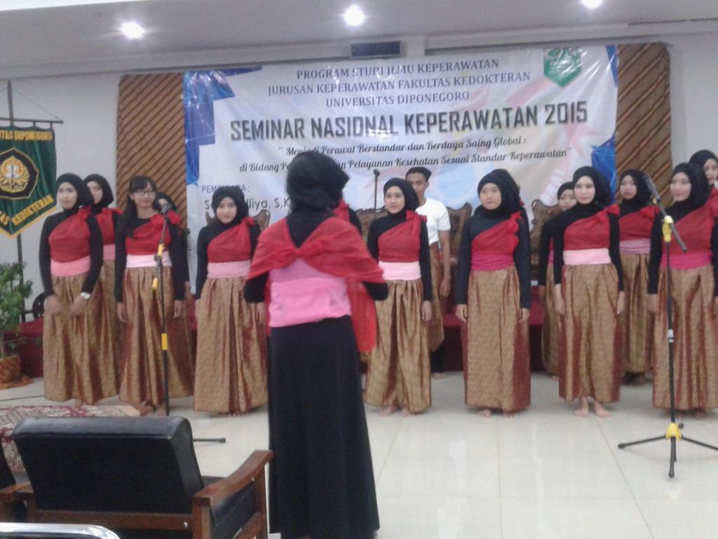 Semnaskep2015's tweet photo. Hiburan penutup dari yang seger-seger Nursing Choir Undip 😍😍 #SEMNASKEP15 http://t.co/ClJrCYrOhU