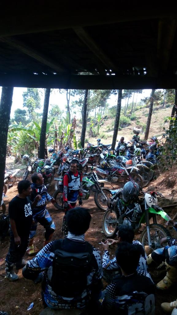 EnduroEdge01's tweet photo. First ride to gunung puntang with @Batin_Official http://t.co/kwZzInhjlk