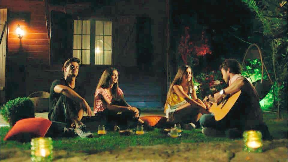 theselinylmz_'s tweet photo. Bizi bu kadar kısa zamanda çok sevip takip ettiğiniz için teşekkürler iyiki varsınız bizde sizleri çok seviyoruz 😇💕🎆 http://t.co/1FjAZxivF4