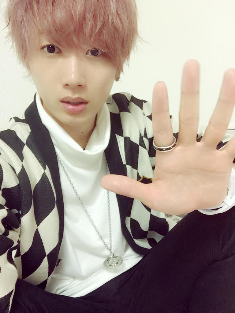 naoppp221099's tweet photo. 充電復活しましたｗｗｗ

そ��て髪の毛のピンク感が増したかな(｡-_-｡)？ http://t.co/pDKLQ0mQxu