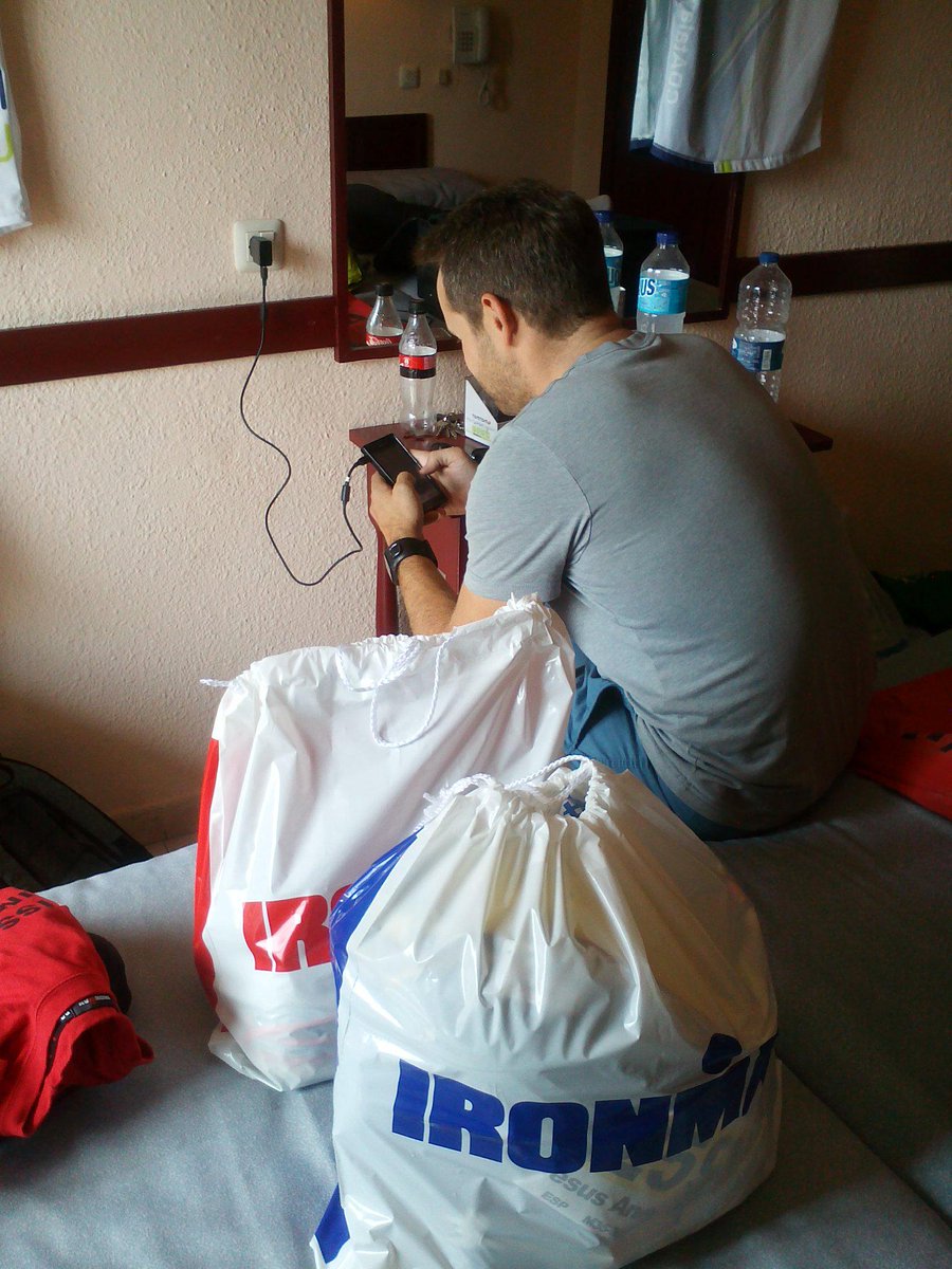 CDAtalaya's tweet photo. Preparadas las bolsas de transición y un poco de contacto con familia y fans de #IronChus #IMBarcelona @jesus_meca http://t.co/8aoi5tZTt9