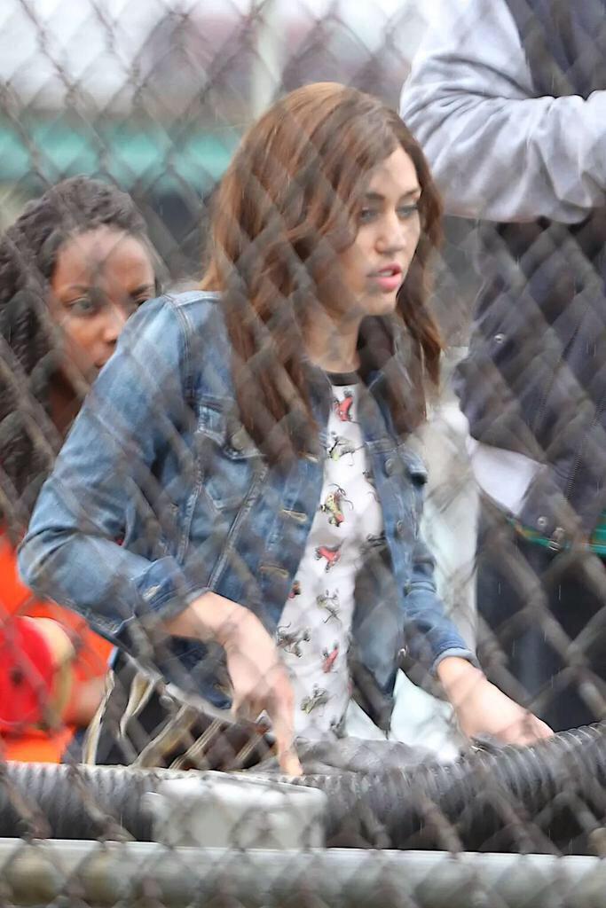 BestMileyUpdate's tweet image. why isn't that her real hair?! I could cry😭😭😭💖❤️💔 #MileyOnSNL #RockInRio2017