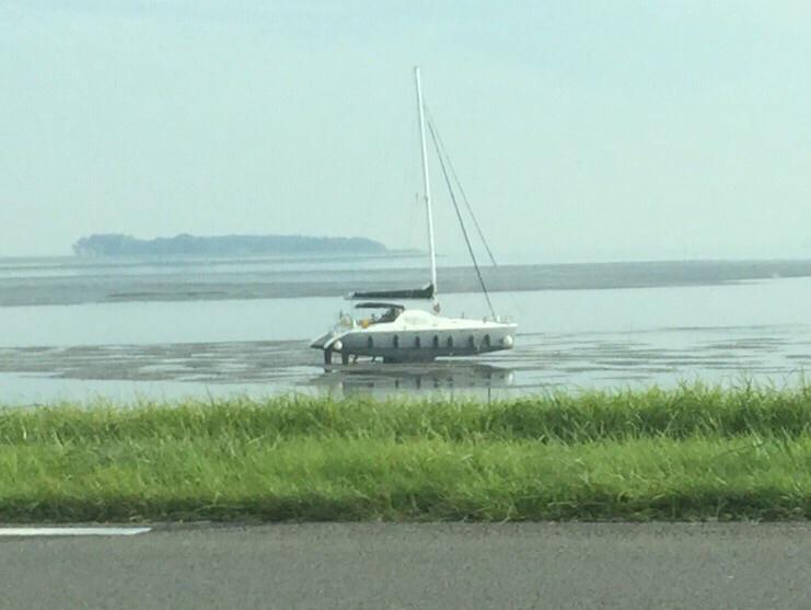 EigenNummerNL's tweet photo. Ook als het even niet meezit ben je bereikbaar op je vaste nummer;-) #zeeland #katseveer #zeilboot #vastgelopen http://t.co/HCS5a67R7N